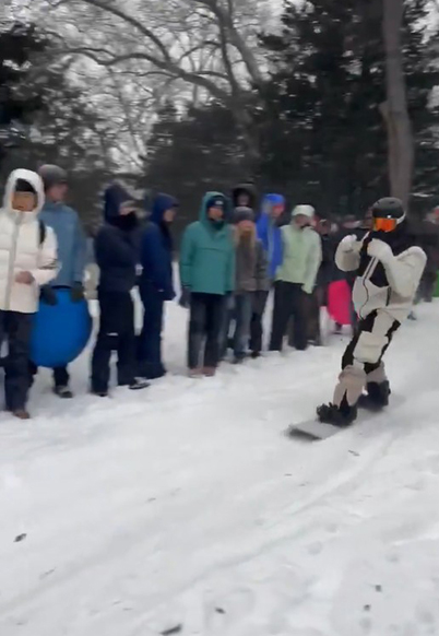 Campeón olímpico de snowboard Shaun White hace piruetas en la nieve de Central Park