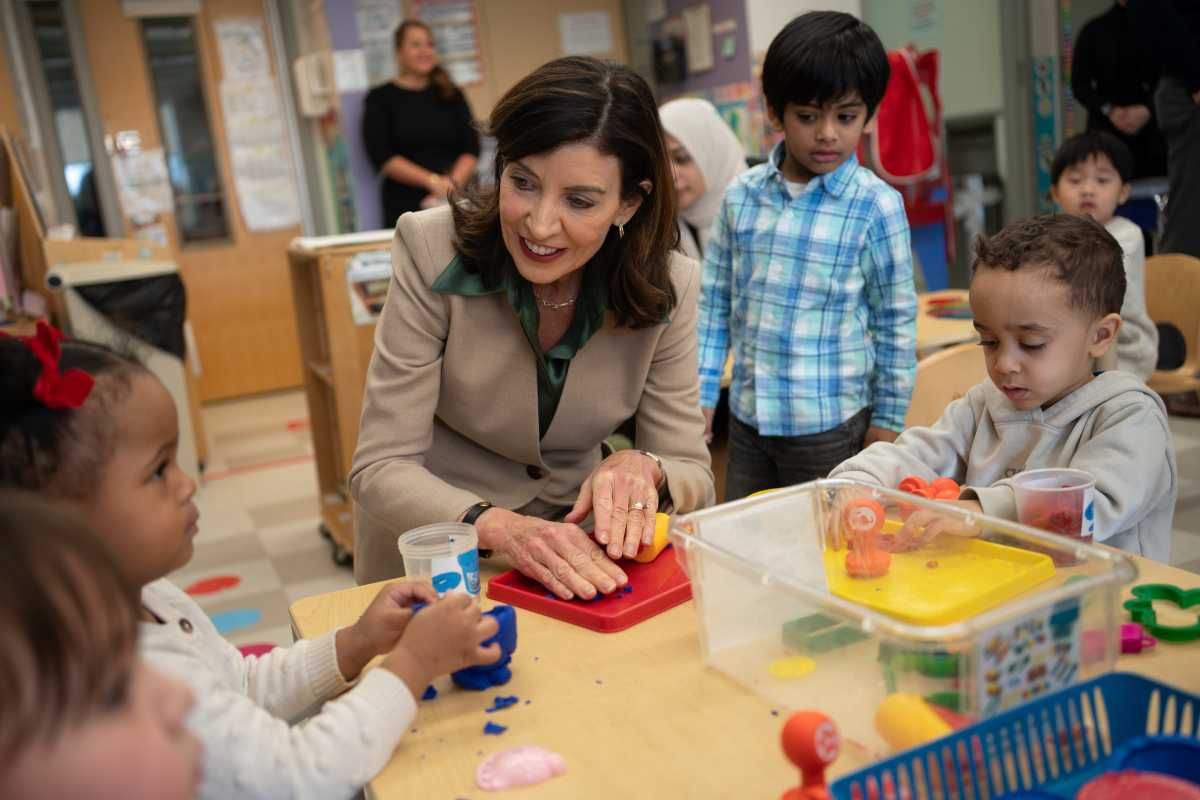 Gobernadora Hochul anuncia la ampliación del crédito fiscal por hijo para las familias de Nueva York