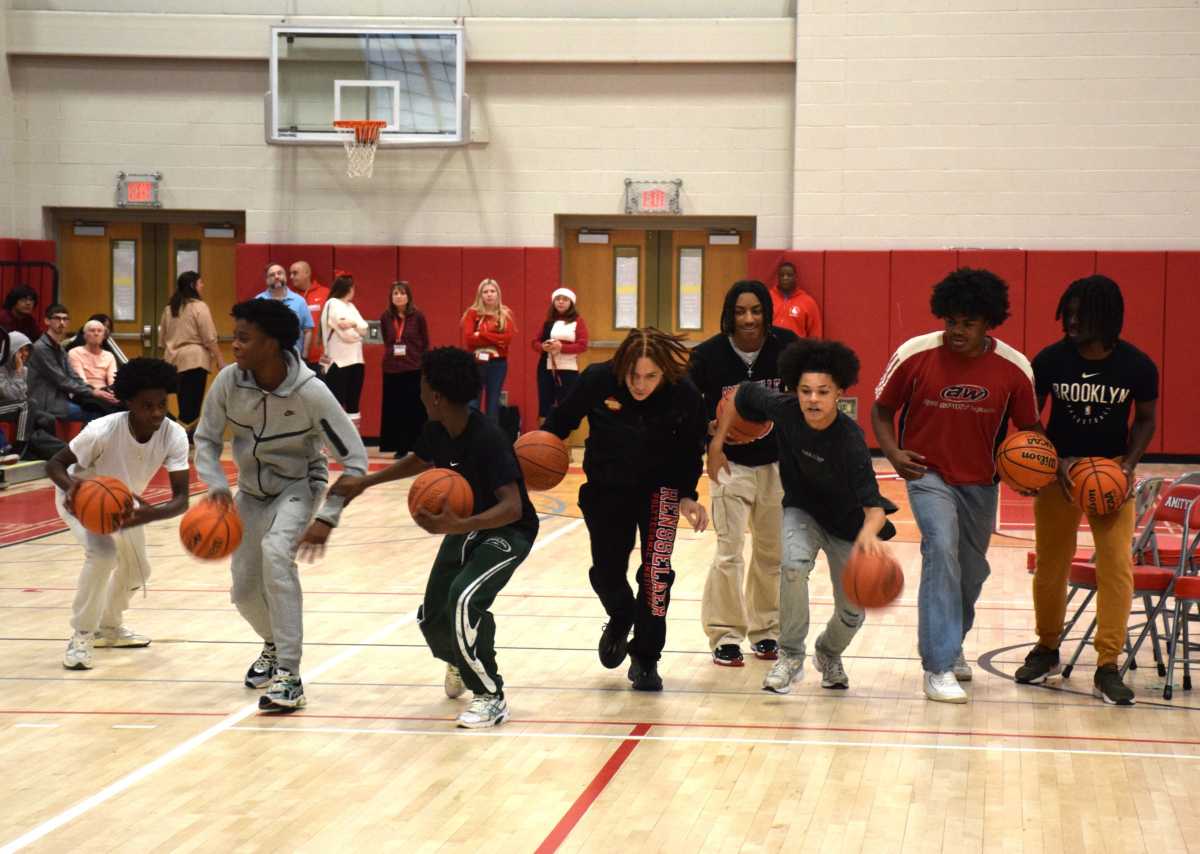 Estudiantes de Amityville Memorial High School activan la ‘Batalla de Clases’