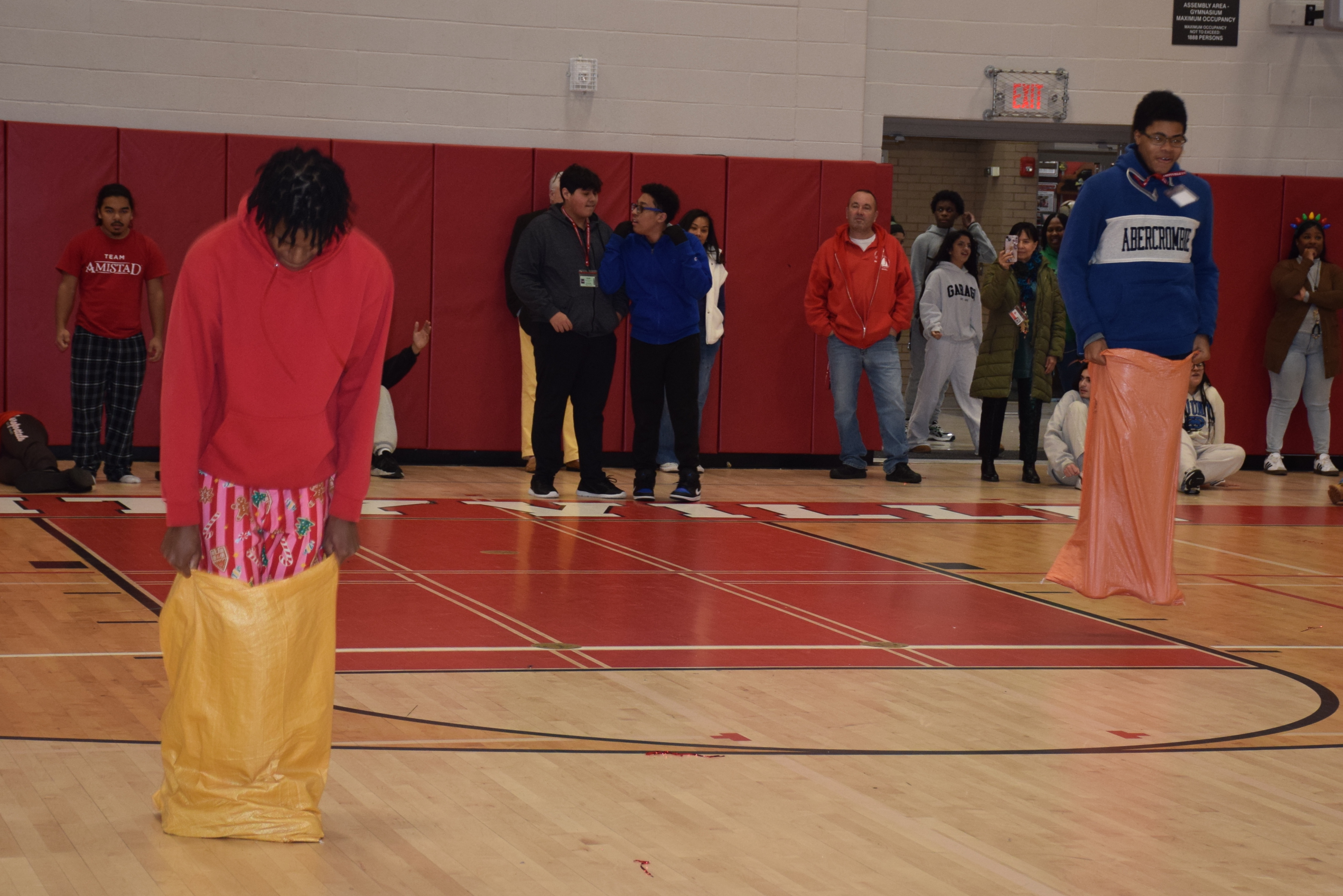 Estudiantes de Amityville Memorial High School activan la ‘Batalla de Clases’