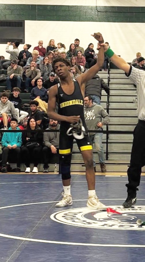 Estudiantes de Uniondale destacan en lucha y baloncesto