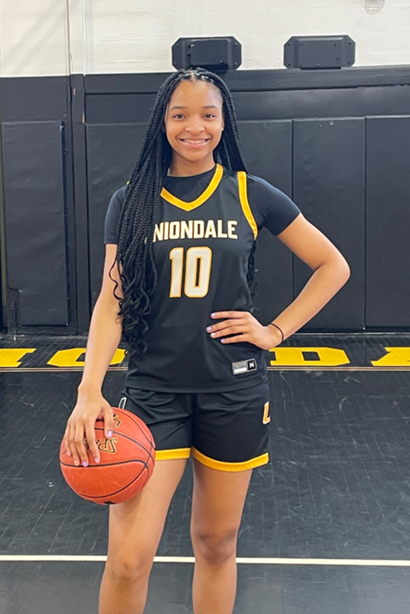 Estudiantes de Uniondale destacan en lucha y baloncesto