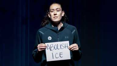 La estrella del baloncesto Breanna Stewart protesta contra ICE