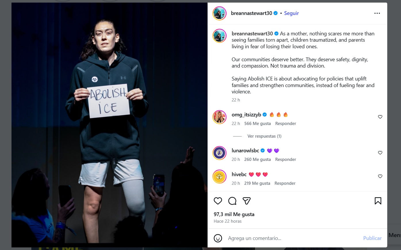 La estrella del baloncesto Breanna Stewart protesta con un letrero contra ICE