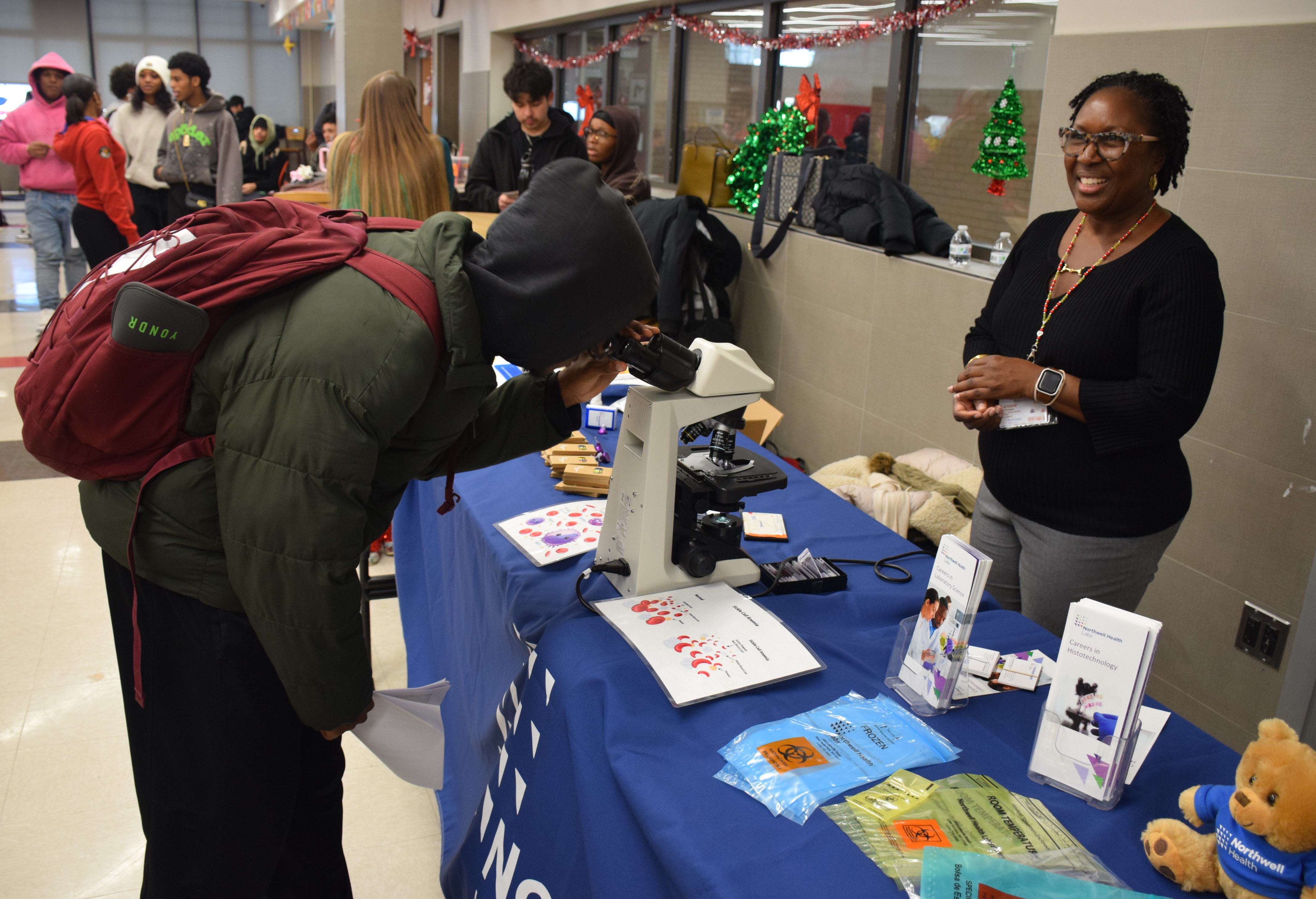 Exitosa feria de empleo en la Escuela Secundaria Amityville Memorial