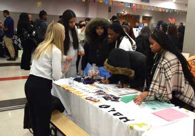 Exitosa feria de empleo en la Escuela Secundaria Amityville Memorial
