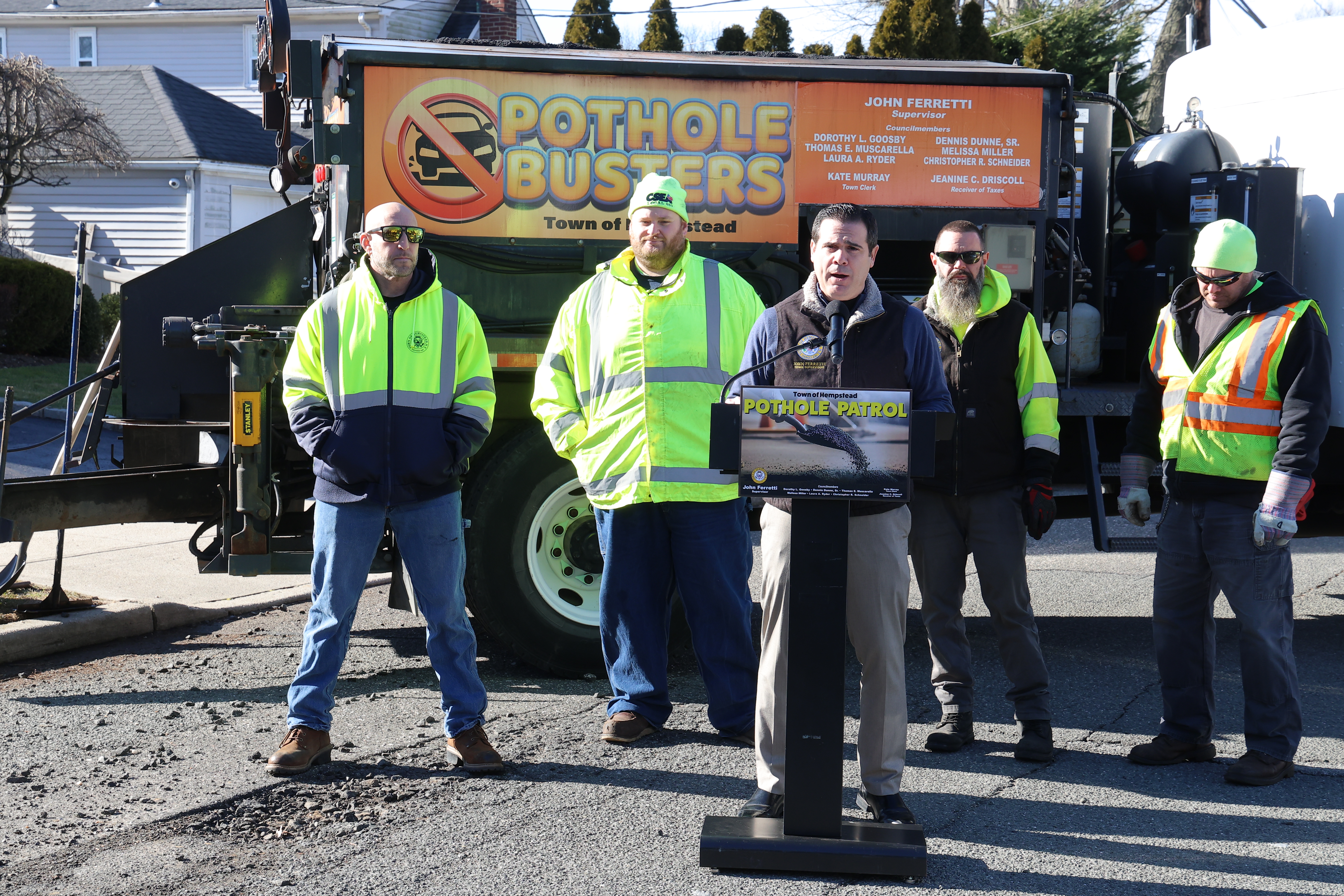 Supervisor de Hempstead implementa la 'Patrulla de Baches' para abordar las reparaciones de carreteras