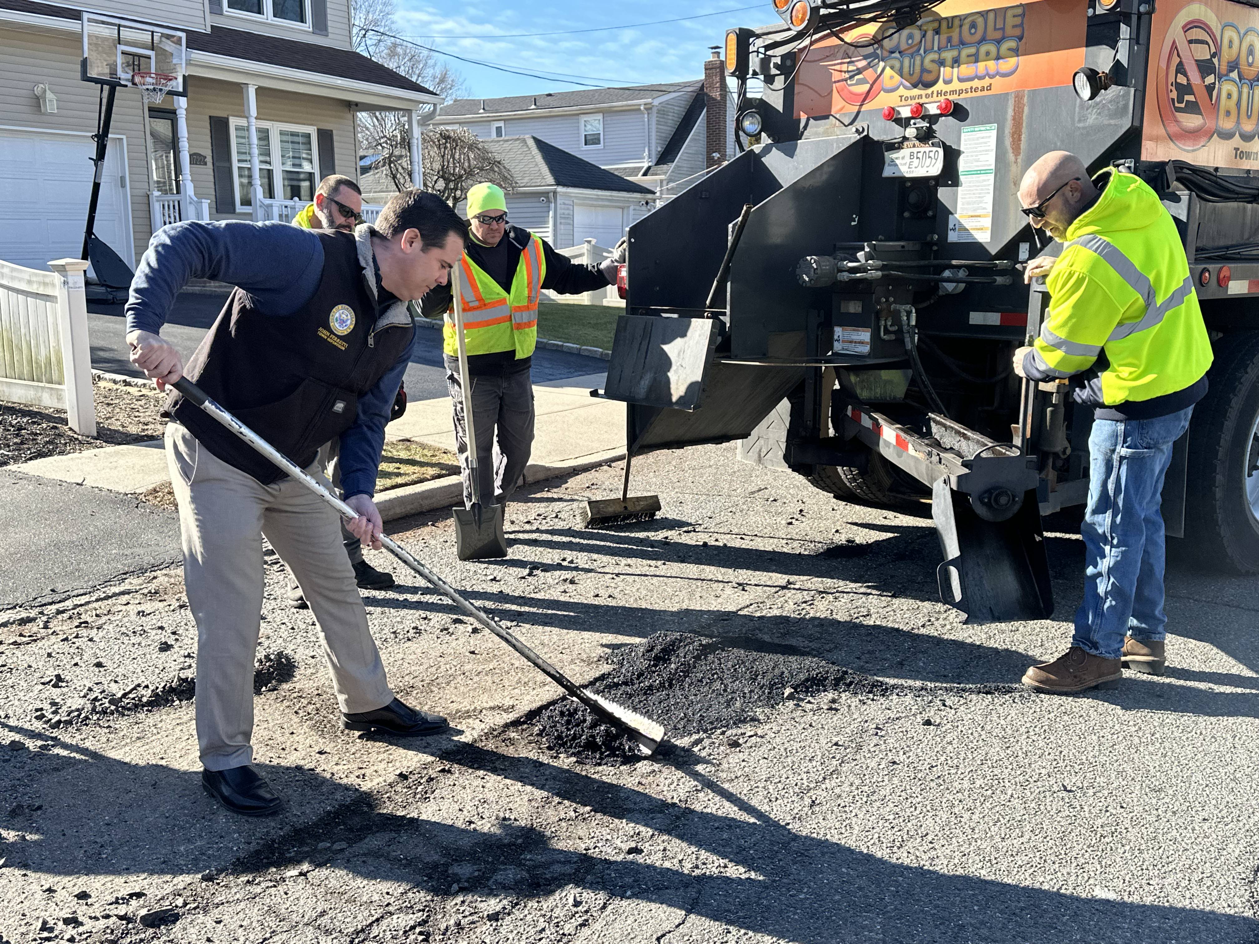 Supervisor de Hempstead implementa la 'Patrulla de Baches' para abordar las reparaciones de carreteras