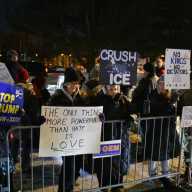 Manifestantes contra ICE se congregaron frente a la convención republicana en Garden City
