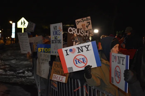 Manifestantes contra ICE se congregaron frente a la convención republicana en Garden City