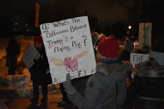 Manifestantes contra ICE se congregaron frente a la convención republicana en Garden City