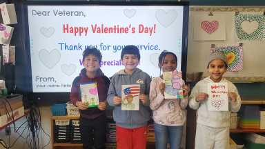 La Escuela Primaria Northwest comparte alegría de San Valentín con los veteranos locales