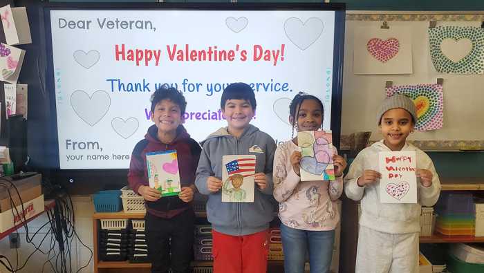 La Escuela Primaria Northwest comparte alegría de San Valentín con los veteranos locales