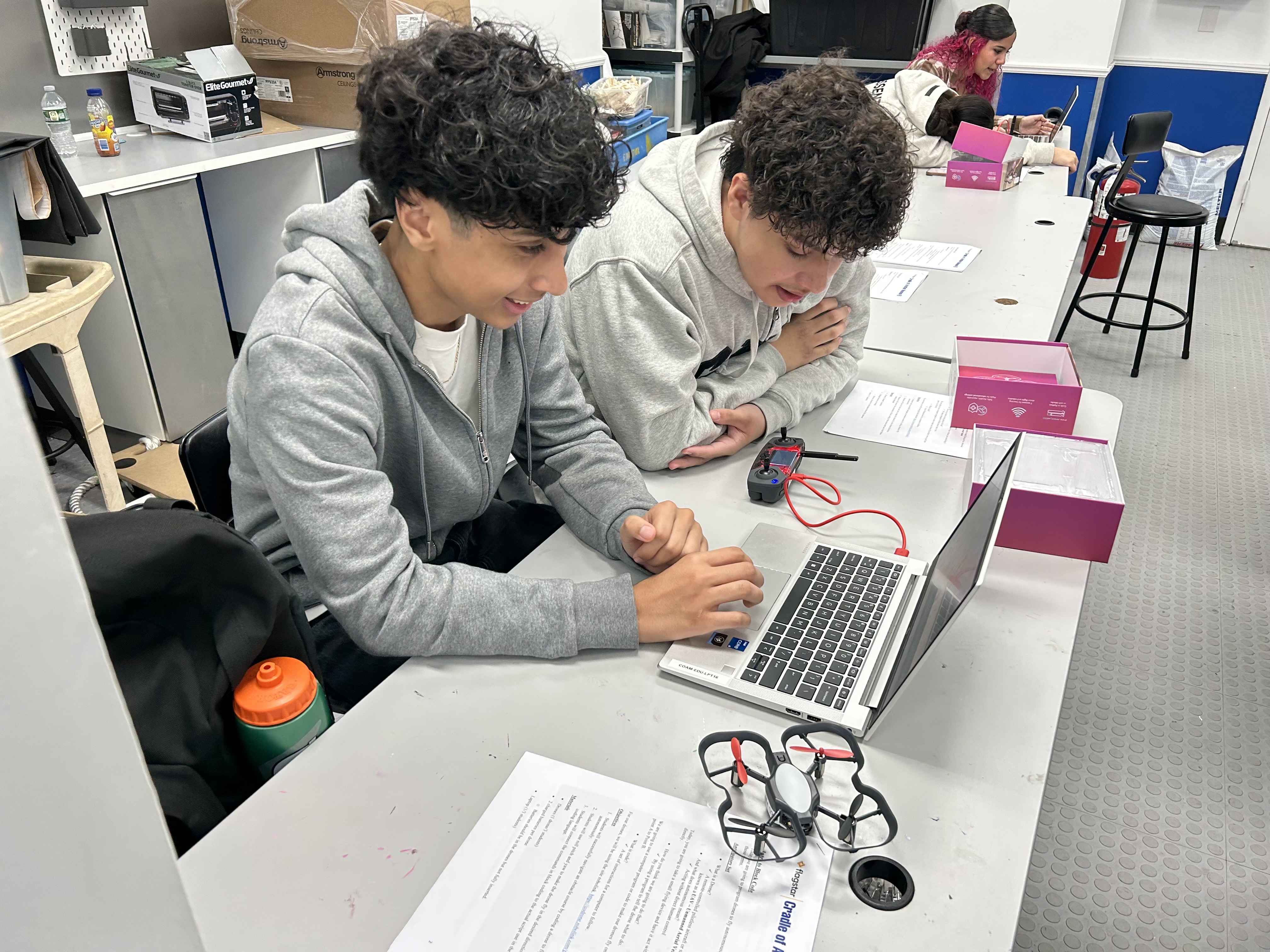 Estudiantes de Brentwood High School volando con STEM