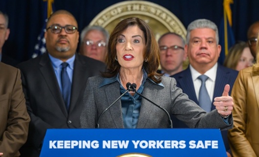 Asociación de Abogados Hispanos de Long Island (LIHBA) respalda la "Ley de Policías Locales, Delitos Locales" de la gobernadora Hochul