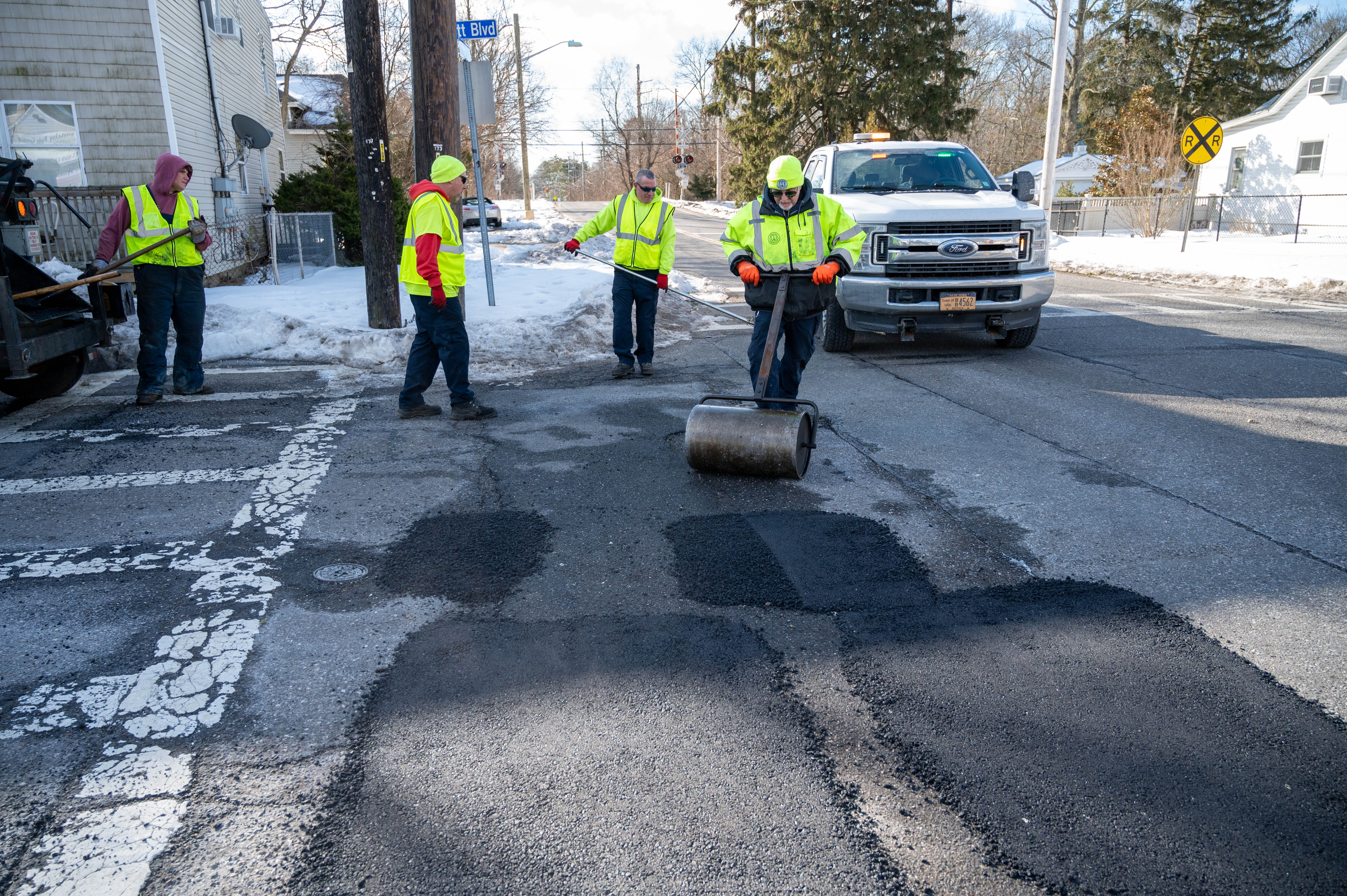 Relleno de baches en marcha en el municipio de Islip