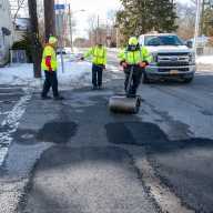 Relleno de baches en marcha en el municipio de Islip
