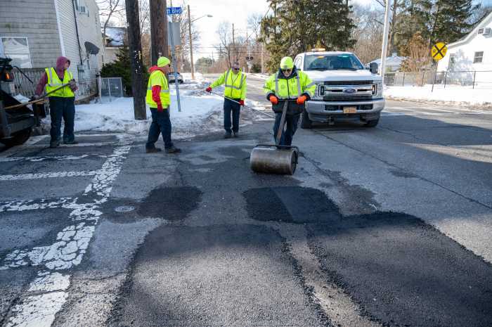 Relleno de baches en marcha en el municipio de Islip