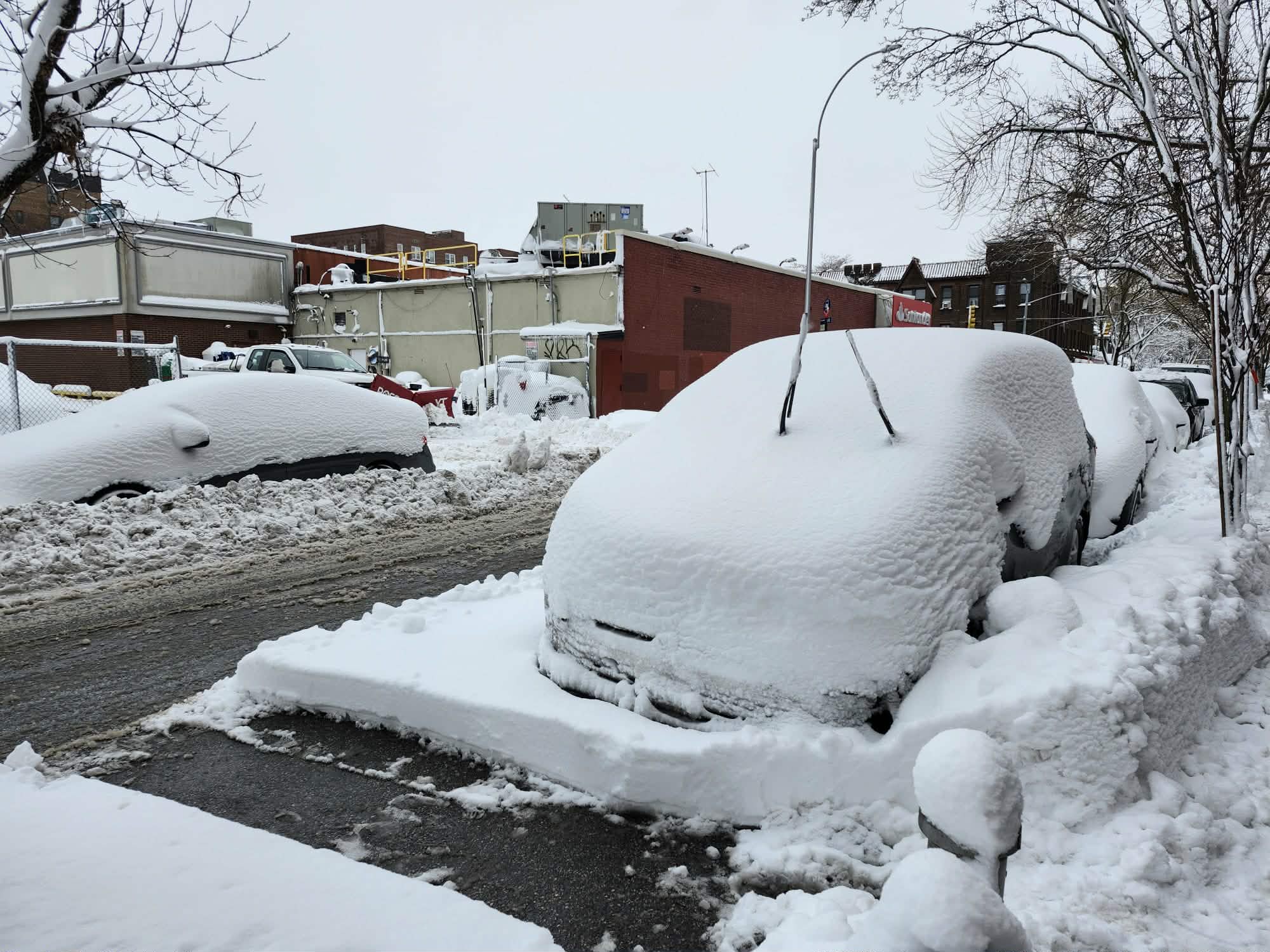 Neoyorquinos con ardua tarea de quitar la nieve acumulada tras histórica ventisca 