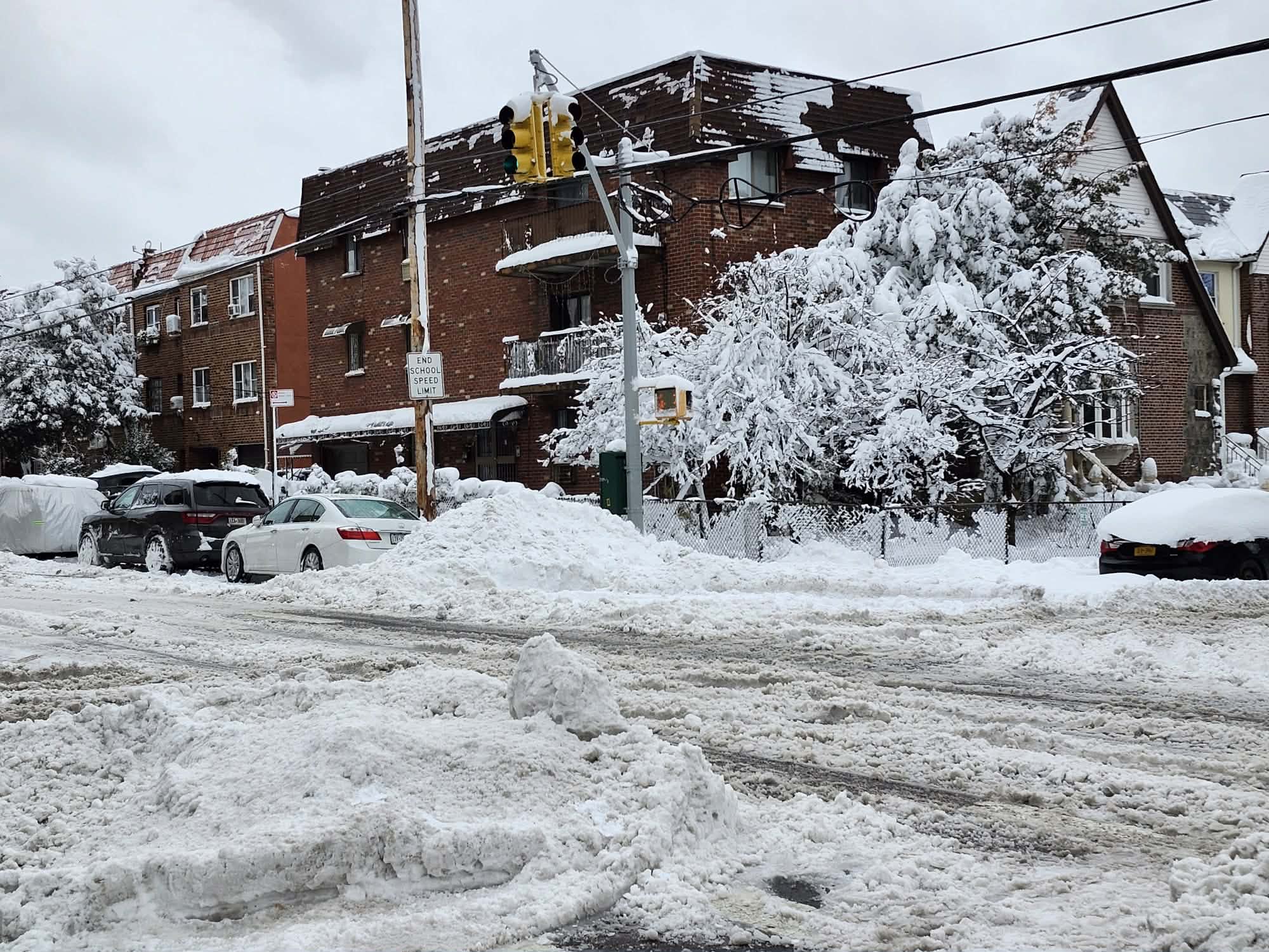Neoyorquinos con ardua tarea de quitar la nieve acumulada tras histórica ventisca 