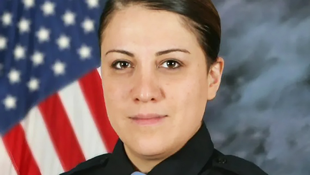 Honran legado de policía ecuatoriana Patricia Espinosa con banderas a media asta en condado de Nassau