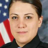 Honran legado de policía ecuatoriana Patricia Espinosa con banderas a media asta en condado de Nassau