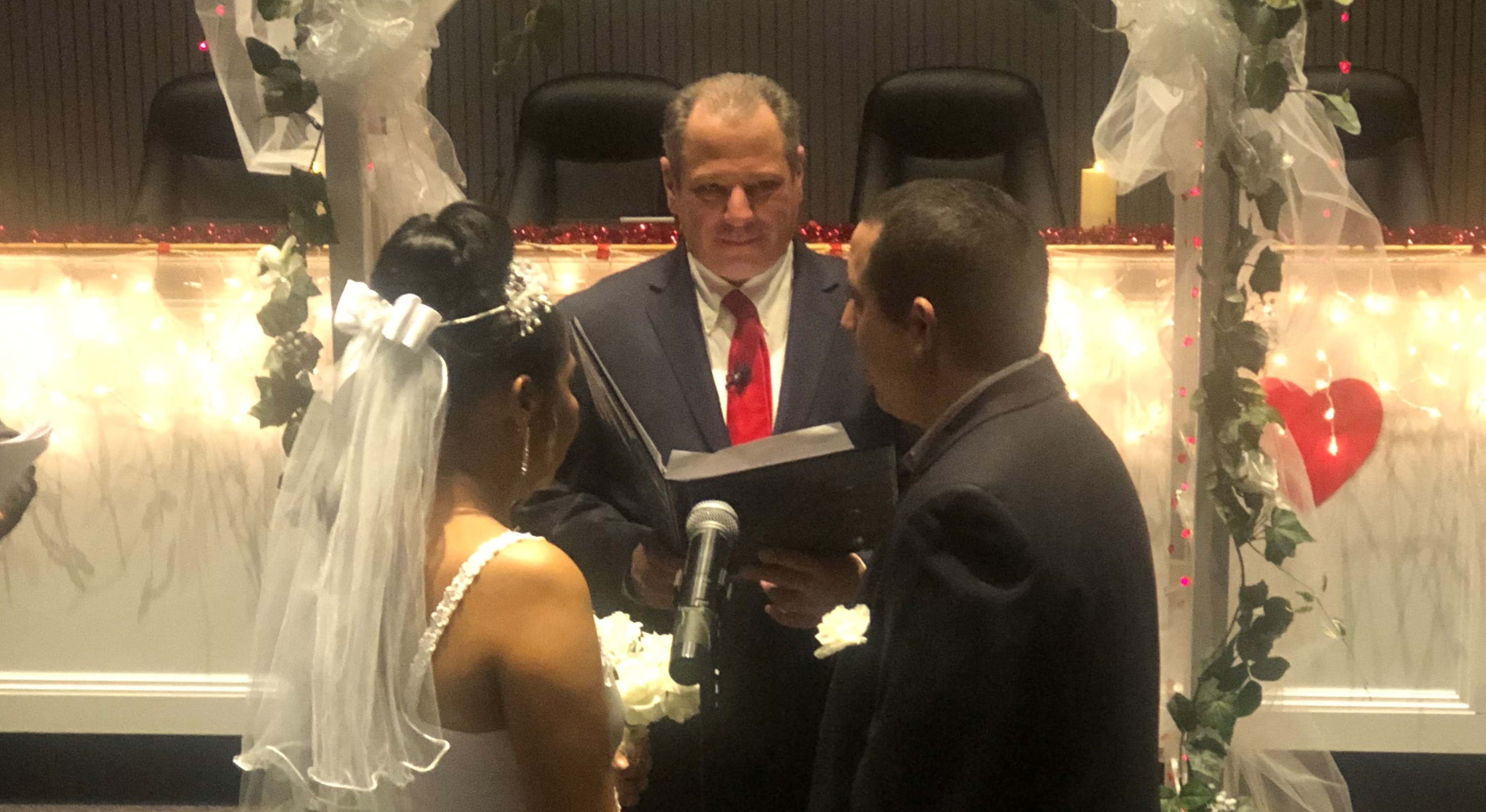 Anuncian maratón de bodas de San Valentín en Huntington este 14 de febrero