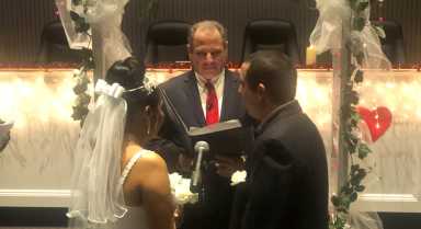 Anuncian maratón de bodas de San Valentín en Huntington este 14 de febrero