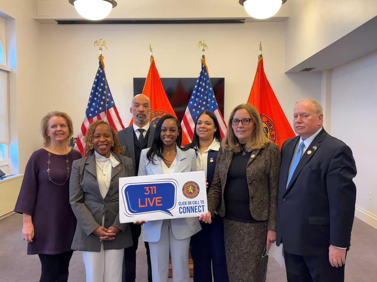 Demócratas de Nassau presentan legislación para crear un sistema de servicios 3-1-1 que no sea de emergencia