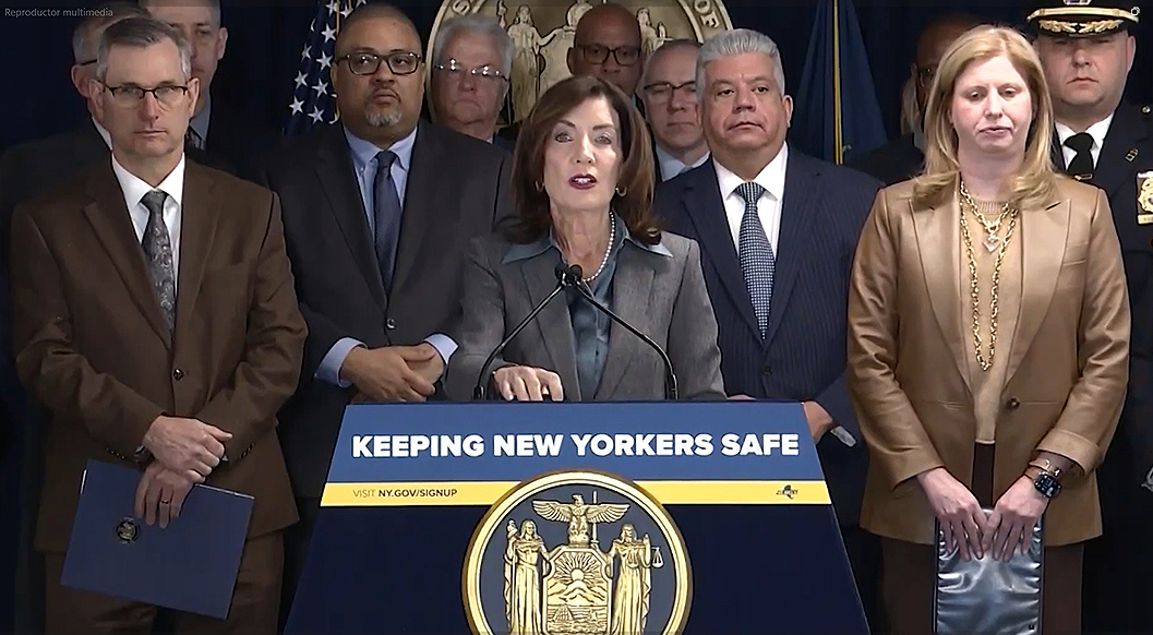 Gobernadora de Nueva York propone prohibir la colaboración del ICE con policías locales para redadas