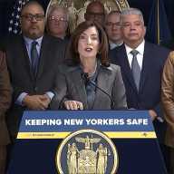 Gobernadora de Nueva York propone prohibir la colaboración del ICE con policías locales para redadas