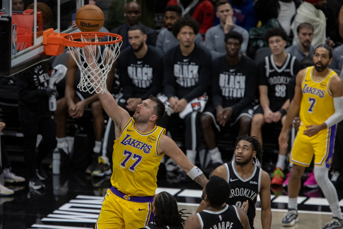 LeBron James y Luka Doncic lideran paseo de los Lakers en casa de Brooklyn Nets