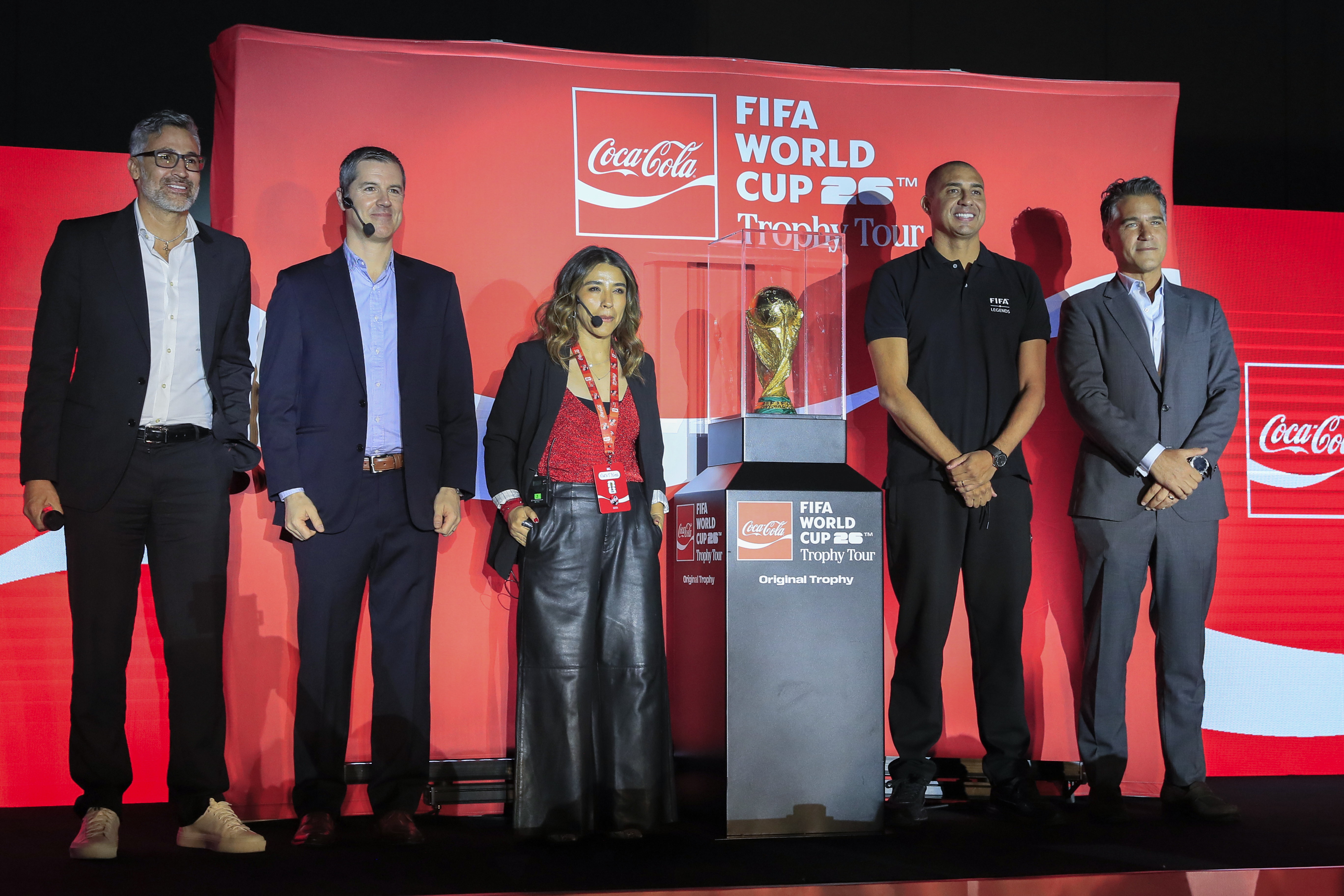 El trofeo de la Copa del Mundo se luce en Colombia