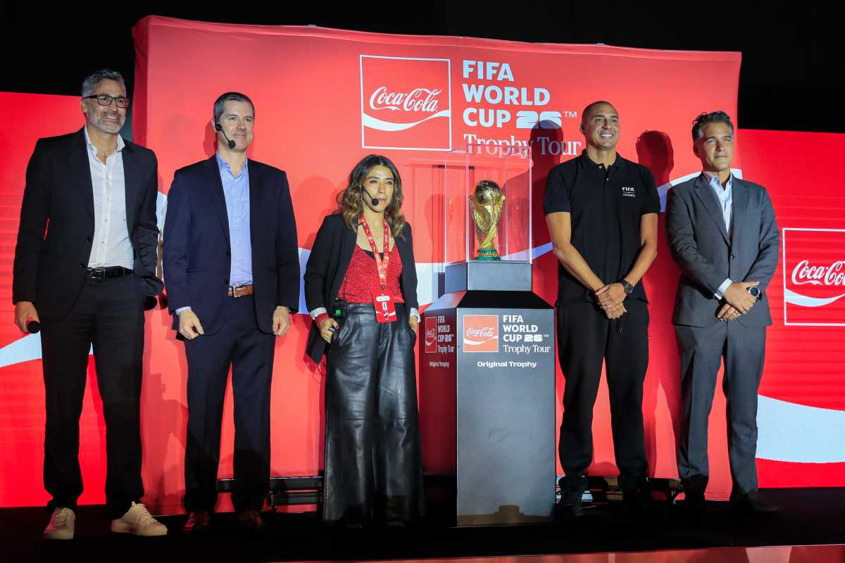 El trofeo de la Copa del Mundo se luce en Colombia