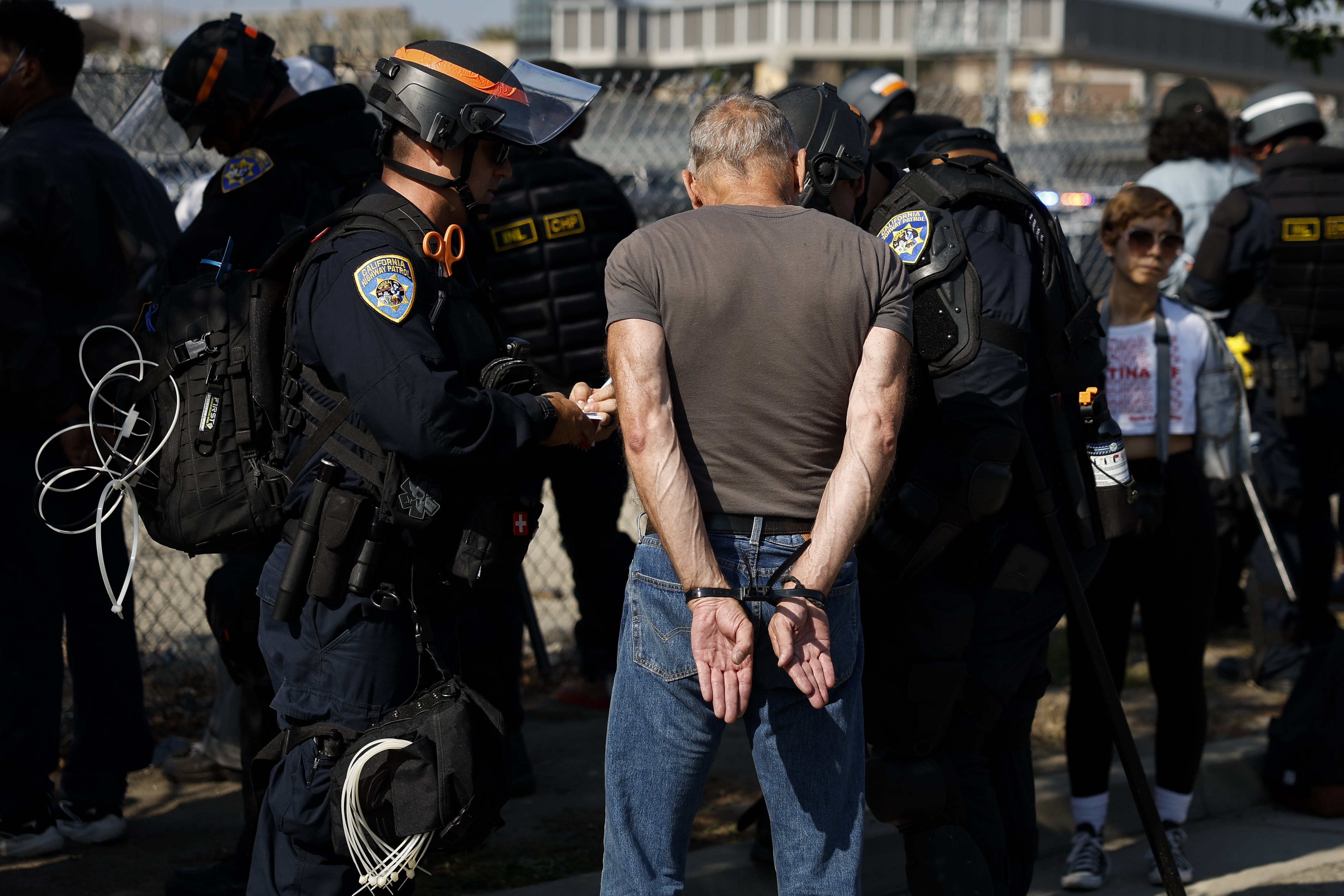 Juez federal prohíbe a ICE utilizar datos tributarios para localizar inmigrantes