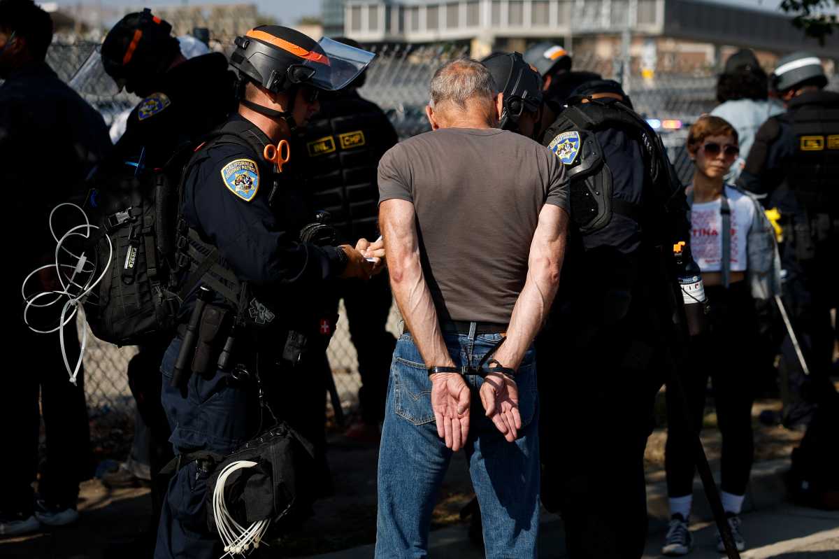 Juez federal prohíbe a ICE utilizar datos tributarios para localizar inmigrantes