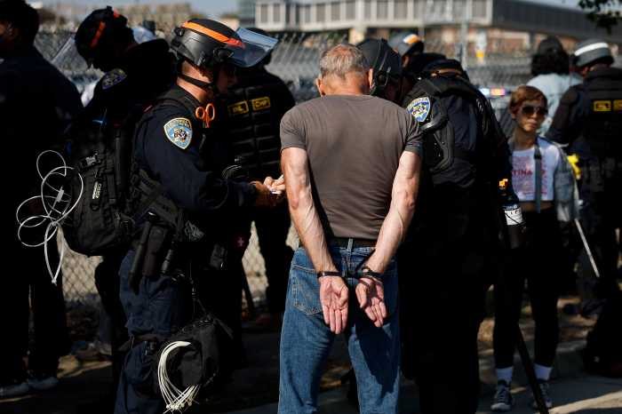 Juez federal prohíbe a ICE utilizar datos tributarios para localizar inmigrantes