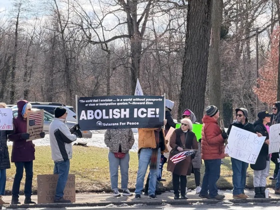 Demócratas protestan para desmantelar a ICE en el condado de Nassau