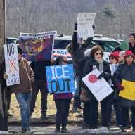 Demócratas protestan para desmantelar a ICE en el condado de Nassau