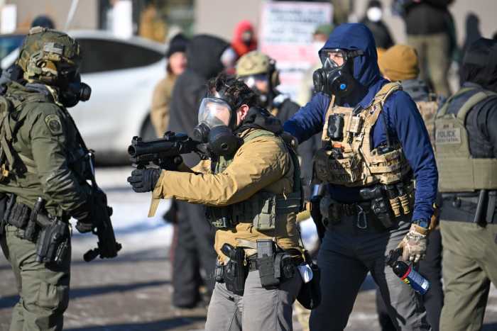 Gobierno de Trump asegura que redadas migratorias continuarán durante el cierre del DHS