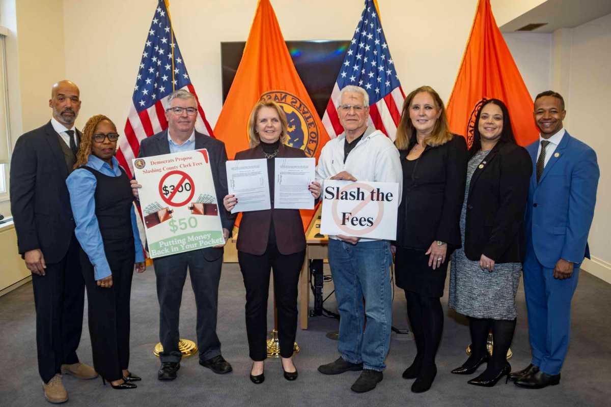 Legisladores demócratas de Nassau buscan reducir las exorbitantes tarifas de los Secretarios del Condado