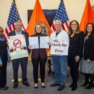 Legisladores demócratas de Nassau buscan reducir las exorbitantes tarifas de los Secretarios del Condado