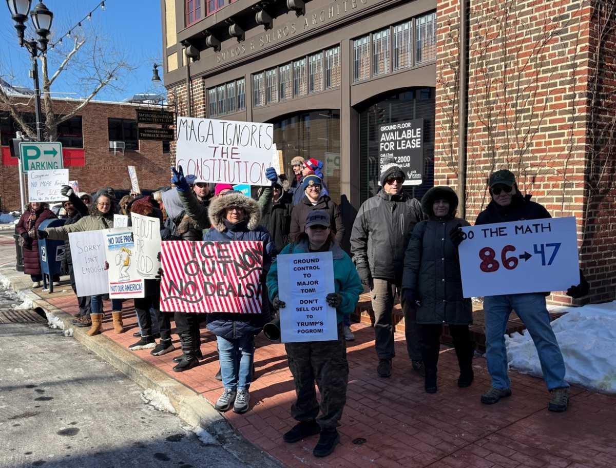 Protestas frente a la oficina de congresista Suozzi por su voto a favor de la financiación del DHS