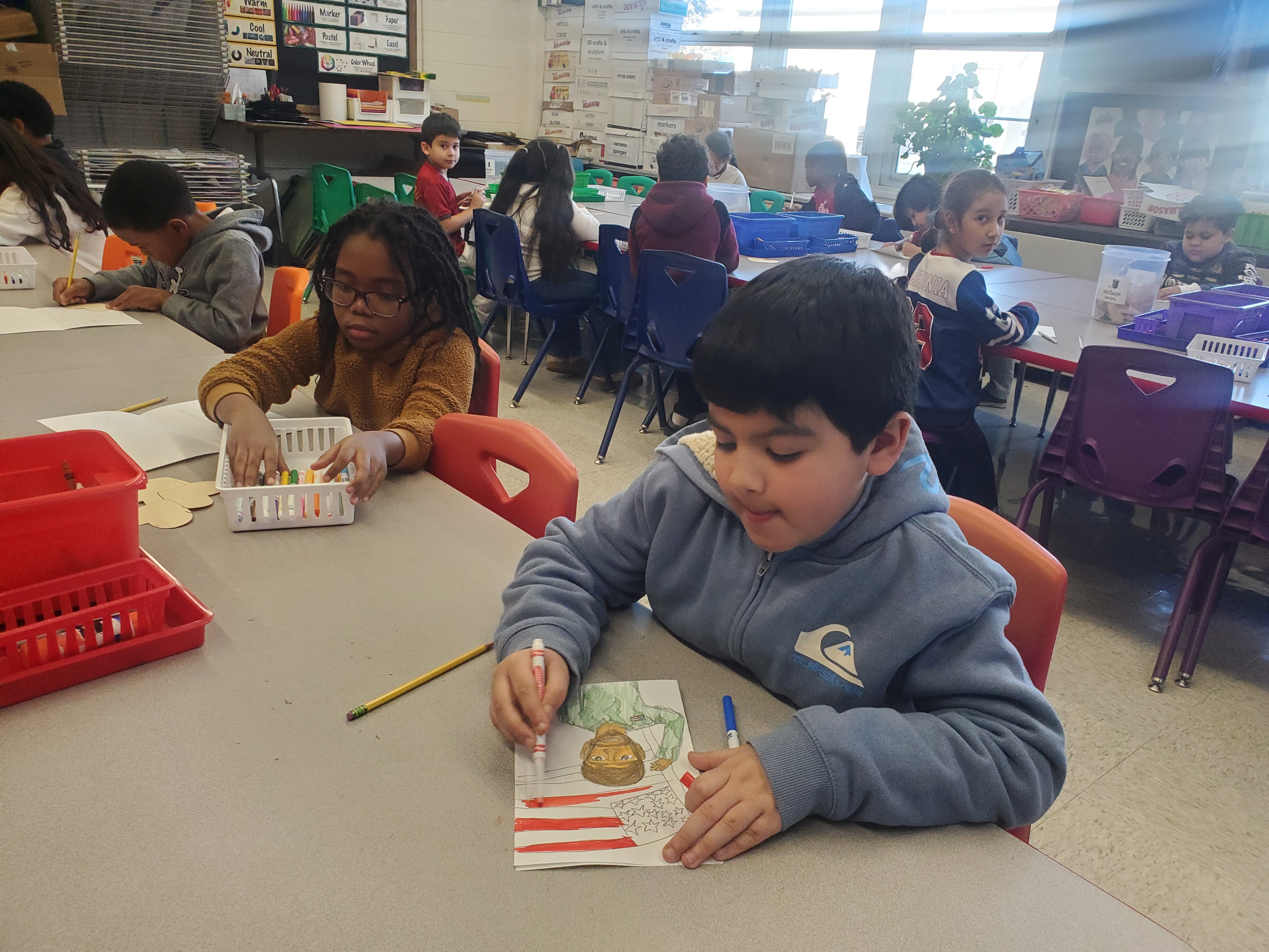 La Escuela Primaria Northwest comparte alegría de San Valentín con los veteranos locales