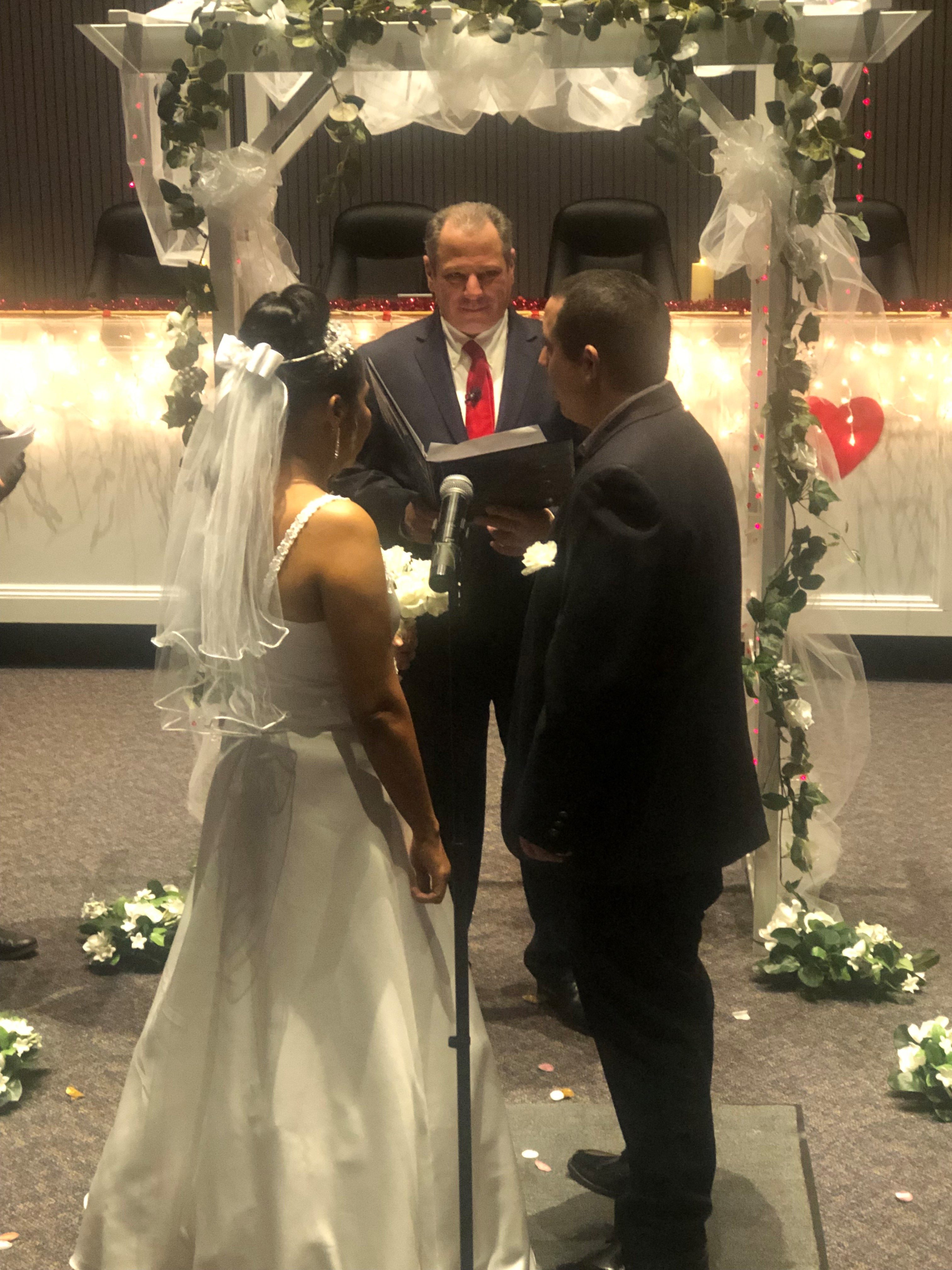 Anuncian maratón de bodas de San Valentín en Huntington este 14 de febrero