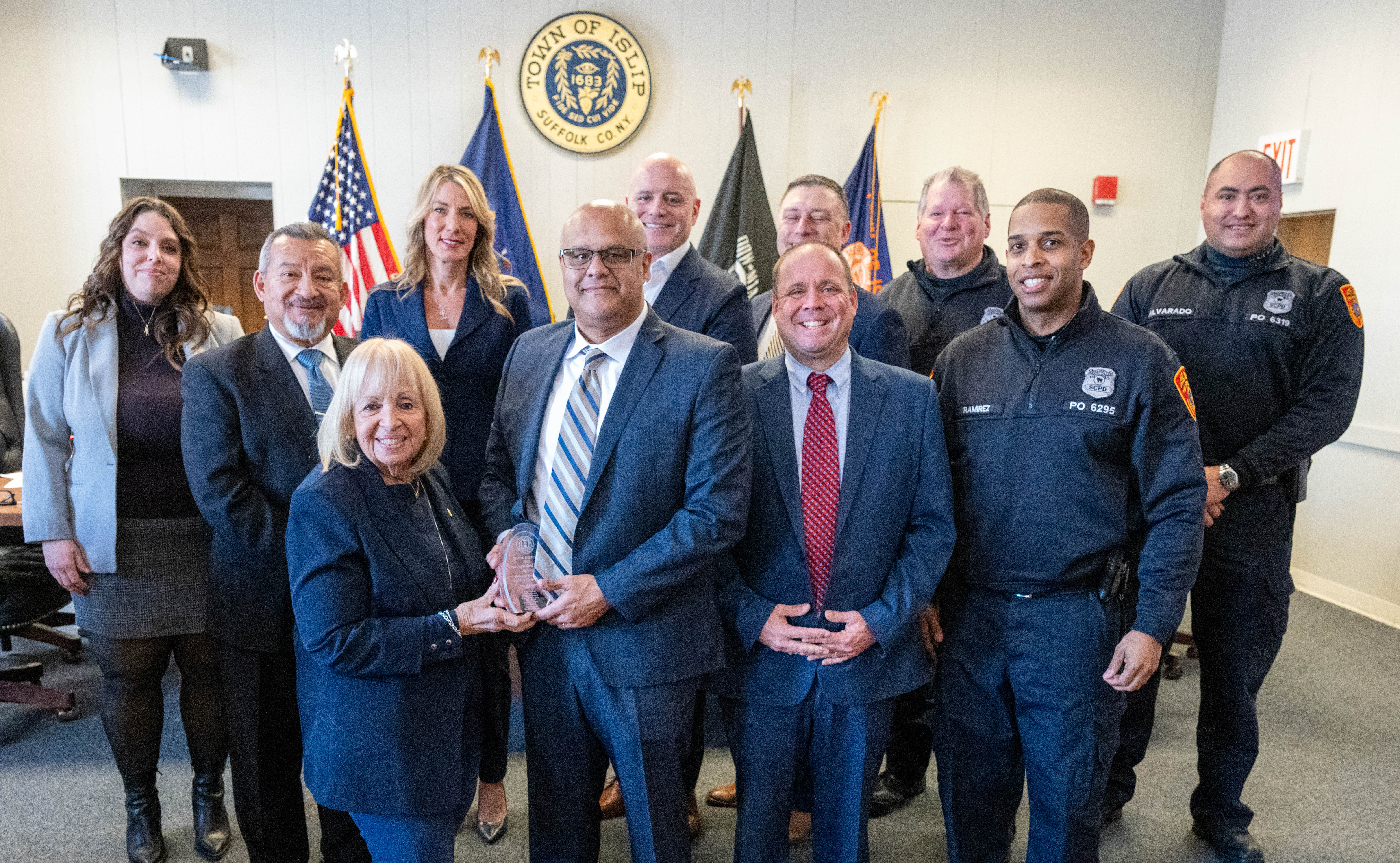 La Junta Municipal de Islip rinde homenaje al Mes de la Historia Afroamericana