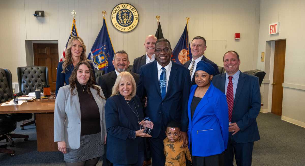 La Junta Municipal de Islip rinde homenaje al Mes de la Historia Afroamericana