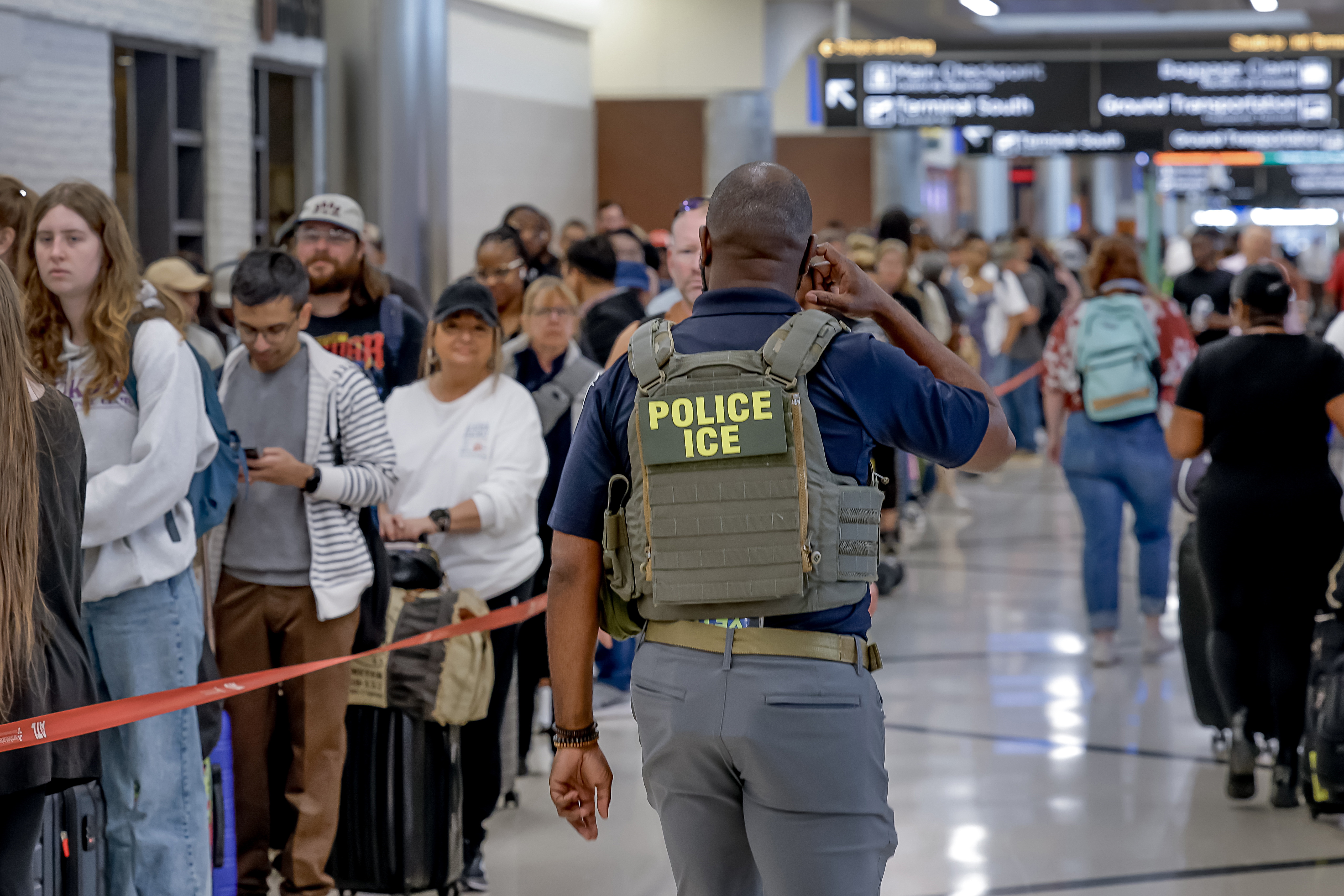 Agentes de ICE se despliegan en los aeropuertos JFK de Nueva York y Liberty de Newark, NJ