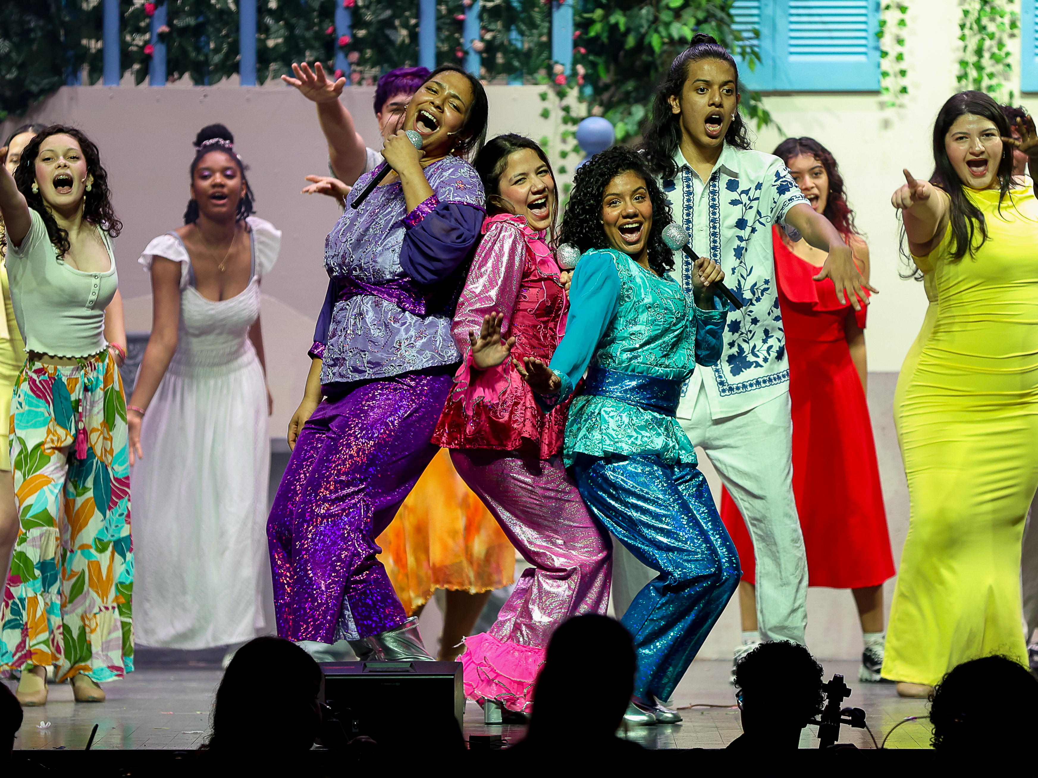 Escuela Secundaria de Brentwood presenta vibrante producción de "¡Mamma Mia!"