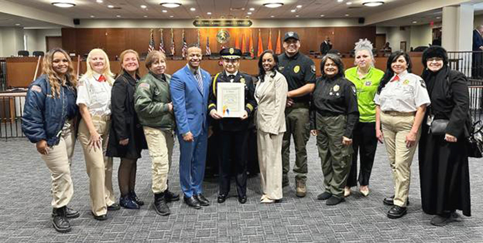Legislador Solages rinde homenaje a Elvia Cruz, líder comunitaria de Uniondale